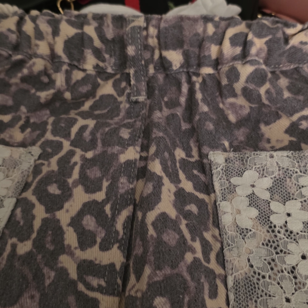 POL Leopard Print Joggers with Pockets - Picture 2 of 8